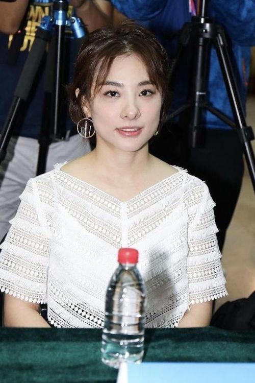 美国白色短发明星